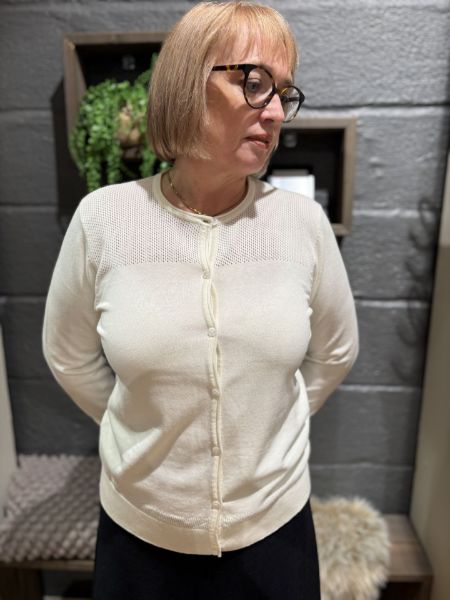 Bilde av Strikket cardigan med hullmønster
