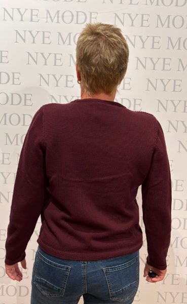 Bilde av Ensfarget genser med mønster strikk